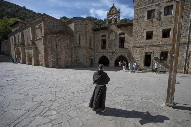 Viajó con ella a Astorga, donde fue obispo y donde falleció, pero la ciudad fue arrasada en 714 por los musulmanes que invadieron la península. «Los cristianos de Astorga quisieron salvar las cosas de valor y entre ellas salvan los restos de Santo Toribio y la reliquia de la cruz», recuerda José María Lucas. UN LUGAR SEGURO Cuando los astorganos llegaron en su huida al monasterio lebaniego, «un lugar bellísimo y de difícil acceso» dedicado entonces a San Martín de Tours, pensaron que era un sitio seguro para enterrar los restos de Toribio y para guardar la reliquia, considerada por la Iglesia como el fragmento más grande que se conserva de la cruz en todo el mundo. La primera noticia sobre el monasterio aparece en un cartulario del año 825, aunque la tradición dice que ya existía en el siglo VI, cuando otro Toribio, un monje de Palencia, se instala en él con unos compañeros. Pero de esa historia no hay nada escrito, apunta el prior. En el archivo de la catedral de Palencia se conservan documentos de peregrinos del siglo XV que hablan de su experiencia en el camino. «El boca a boca, el conocimiento de que aquí hay una reliquia de la cruz hace que se convierta en un lugar de peregrinaje», explica. Hasta Santo Toribio llegan entonces peregrinos que van a Santiago de Compostela por la ruta del norte, se detienen en San Vicente de la Barquera, desde donde siguen el camino hasta Liébana y luego toman la ruta francesa de Santiago. «Hay otros que vienen de Castilla, atravesando los montes y los puertos, otros de Asturias y otros de León», detalla el padre franciscano. Fue en 1512 cuando el Papa Julio II, a petición del abad del monasterio, nombró una comisión con la misión de estudiar si Santo Toribio podía ser declarado lugar de peregrinaje permanente teniendo en cuenta la tradición, la presencia de la reliquia de la cruz y algún día jubilar que parece que se había celebrado anteriormente. Tres años después, en 1515, su sucesor, el Papa León X, accedió a la petición y desde ese momento empezaron a celebrarse años jubilares. El de 2023 será el número 74. Según el prior, ha habido momentos de mayor presencia de peregrinos y otros de menor afluencia, sobre todo, cuando con la desamortización, el monasterio quedó «vacío y abandonado» pero la reliquia, el Lignum Crucis, siguió allí. «Igual entonces la afluencia fue menor pero ha sido continúa desde la Edad Media», asegura. PEREGRINOS DEL SIGLO XXI ¿Y en pleno siglo XXI? El guardián de la puerta del perdón recurre a un proverbio árabe que ha hecho suyo para explicar que ahora hay tres tipos de peregrinos: los que andan el camino con los pies, pensando en el esfuerzo físico y el reto de superarse cada día, los que peregrinan con los ojos, disfrutando de la cultura, el arte y los paisajes, y los que lo hacen con el corazón, con una motivación espiritual. Para ellos, dice, el peregrinaje «es un encuentro consigo mismos, un momento de reconciliación, el cumplimiento de una promesa...» «A nosotros, como comunidad franciscana que estamos en el monasterio, lo que nos toca es ofrecer hospitalidad a los que lo hacen con los pies, con los ojos o con el corazón, ofrecerles un espacio de acogida consigo mismos y con Dios», añade. El prior no cree que vayan a atravesar la Puerta del Perdón los dos millones de visitantes que espera el Gobierno de Cantabria, pero sí un millón, una cifra que ya se alcanzó en el último Año Santo, el de 2017. Y no teme que el Año Jubilar acabe con la tranquilidad de su comunidad, que no se dedica a la vida contemplativa sino a «estar en el mundo, en contacto con la gente». De hecho, es tan activa en su día a día que entre las misiones de los franciscanos de Santo Toribio está ejercer como párrocos de los 22 núcleos rurales que hay en el entorno del monasterio.«Para nosotros es una buena oportunidad de ofrecer lo que somos y los que nos hace vivir», afirma.