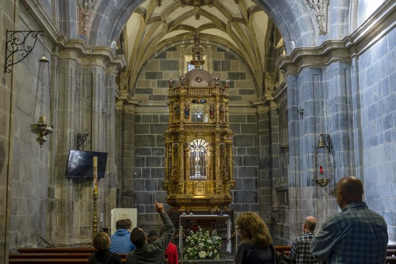 «El boca a boca, el conocimiento de que aquí hay una reliquia de la cruz hace que se convierta en un lugar de peregrinaje», explica. Hasta Santo Toribio llegan entonces peregrinos que van a Santiago de Compostela por la ruta del norte, se detienen en San Vicente de la Barquera, desde donde siguen el camino hasta Liébana y luego toman la ruta francesa de Santiago. «Hay otros que vienen de Castilla, atravesando los montes y los puertos, otros de Asturias y otros de León», detalla el padre franciscano. Fue en 1512 cuando el Papa Julio II, a petición del abad del monasterio, nombró una comisión con la misión de estudiar si Santo Toribio podía ser declarado lugar de peregrinaje permanente teniendo en cuenta la tradición, la presencia de la reliquia de la cruz y algún día jubilar que parece que se había celebrado anteriormente. Tres años después, en 1515, su sucesor, el Papa León X, accedió a la petición y desde ese momento empezaron a celebrarse años jubilares. El de 2023 será el número 74. Según el prior, ha habido momentos de mayor presencia de peregrinos y otros de menor afluencia, sobre todo, cuando con la desamortización, el monasterio quedó «vacío y abandonado» pero la reliquia, el Lignum Crucis, siguió allí. «Igual entonces la afluencia fue menor pero ha sido continúa desde la Edad Media», asegura. PEREGRINOS DEL SIGLO XXI ¿Y en pleno siglo XXI? El guardián de la puerta del perdón recurre a un proverbio árabe que ha hecho suyo para explicar que ahora hay tres tipos de peregrinos: los que andan el camino con los pies, pensando en el esfuerzo físico y el reto de superarse cada día, los que peregrinan con los ojos, disfrutando de la cultura, el arte y los paisajes, y los que lo hacen con el corazón, con una motivación espiritual. Para ellos, dice, el peregrinaje «es un encuentro consigo mismos, un momento de reconciliación, el cumplimiento de una promesa...» «A nosotros, como comunidad franciscana que estamos en el monasterio, lo que nos toca es ofrecer hospitalidad a los que lo hacen con los pies, con los ojos o con el corazón, ofrecerles un espacio de acogida consigo mismos y con Dios», añade. El prior no cree que vayan a atravesar la Puerta del Perdón los dos millones de visitantes que espera el Gobierno de Cantabria, pero sí un millón, una cifra que ya se alcanzó en el último Año Santo, el de 2017. Y no teme que el Año Jubilar acabe con la tranquilidad de su comunidad, que no se dedica a la vida contemplativa sino a «estar en el mundo, en contacto con la gente». De hecho, es tan activa en su día a día que entre las misiones de los franciscanos de Santo Toribio está ejercer como párrocos de los 22 núcleos rurales que hay en el entorno del monasterio.«Para nosotros es una buena oportunidad de ofrecer lo que somos y los que nos hace vivir», afirma