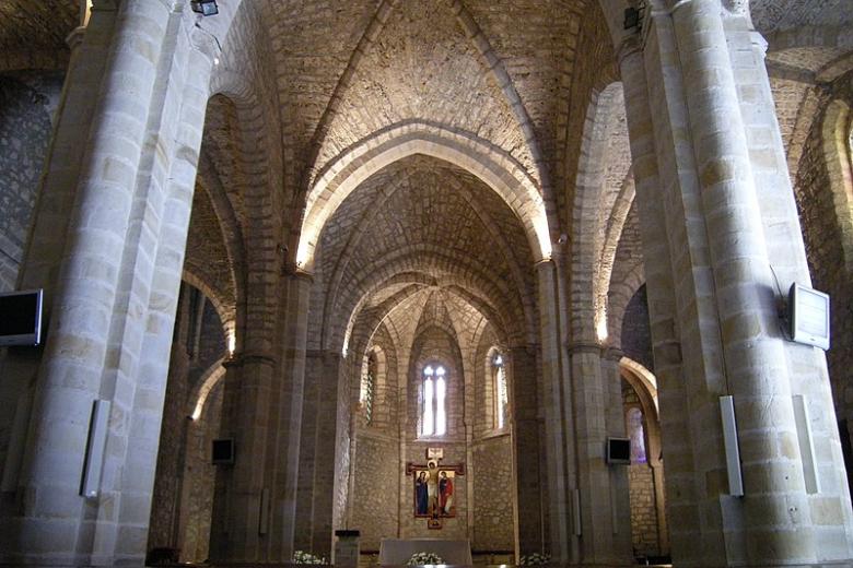 el peregrinaje «es un encuentro consigo mismos, un momento de reconciliación, el cumplimiento de una promesa...» «A nosotros, como comunidad franciscana que estamos en el monasterio, lo que nos toca es ofrecer hospitalidad a los que lo hacen con los pies, con los ojos o con el corazón, ofrecerles un espacio de acogida consigo mismos y con Dios», añade. El prior no cree que vayan a atravesar la Puerta del Perdón los dos millones de visitantes que espera el Gobierno de Cantabria, pero sí un millón, una cifra que ya se alcanzó en el último Año Santo, el de 2017. Y no teme que el Año Jubilar acabe con la tranquilidad de su comunidad, que no se dedica a la vida contemplativa sino a «estar en el mundo, en contacto con la gente». De hecho, es tan activa en su día a día que entre las misiones de los franciscanos de Santo Toribio está ejercer como párrocos de los 22 núcleos rurales que hay en el entorno del monasterio.«Para nosotros es una buena oportunidad de ofrecer lo que somos y los que nos hace vivir», afirma