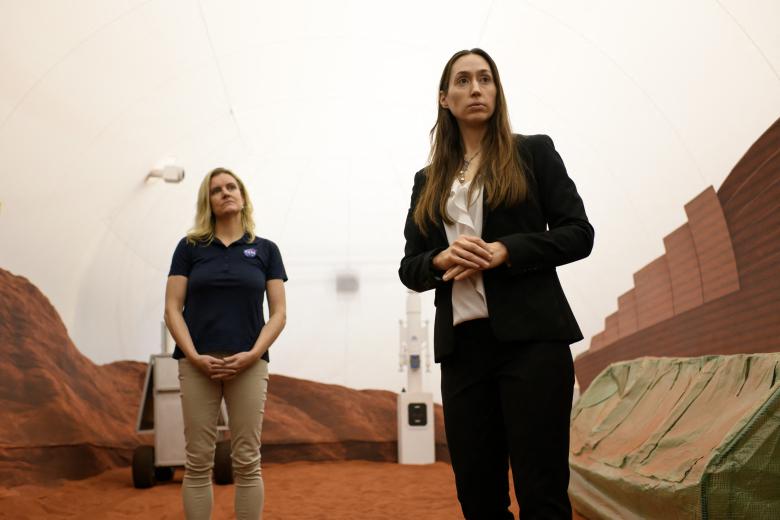 Esta semana, en el Centro Espacial Johnson de la NASA en Houston (Texas), el organismo ha presentado el que será el lugar que lo hará posible. Se llama Mars Dune Alpha y es una casa creada con una impresora 3D y diseñada para que, a partir de junio, cuatro personas vivan confinadas allí durante 12 meses, recreando lo que sería la vida real en el Planeta Rojo.
