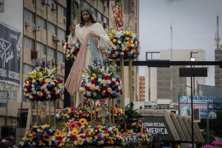 AME1948. MARACAIBO (VENEZUELA), 16/04/2023.- Fotografía de una imagen del Jesús de la Misericordia durante una procesión hoy, en Maracaibo (Venezuela). Miles de fieles salieron a las calles de Maracaibo, capital del estado venezolano Zulia (noroeste), a acompañar a Jesús de la Misericordia en una procesión que recorrió varios kilómetros de la ciudad, la segunda movilización católica más importante de esta región fronteriza con Colombia, luego de la bajada de la Virgen de Chiquinquirá, en octubre. EFE/ Henry Chirinos