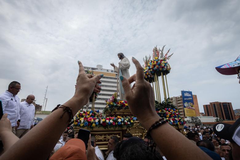 José Luis Matheus, presidente de la Fundación María Camino a Jesús, dijo a periodistas que las calles de la ciudad estuvieron «desbordadas de fe, de esperanza, de gente» que recurrió, «con confianza, a la misericordia de Dios». «(Hay) muchísima devoción, mucha alegría (...) Estamos muy agradecidos y llenos de alegría porque se ve que es una fiesta de todos», expresó Matheus, con quien coinciden los devotos. Para Blanca Rivas, quien tiene 14 años asistiendo a la caminata, es «una emoción» que la deja «sin palabras». «Es algo que no tiene comparación, no hay palabras para expresar lo que uno siente en el momento que estás viviendo. Aquí viene Maracaibo entero, en esta procesión se une completamente Maracaibo, y el que no viene lo está viendo por la televisión», señaló Rivas, quien pidió por la mejora de la situación del país. A través de Twitter, el gobernador de Zulia, Manuel Rosales, pidió a Jesús de la Misericordia que «derrame amor y bendiciones en cada persona que hoy padece de sufrimiento y tristeza». «¡Día de júbilo! Alabado sea tu corazón, Jesús de la Misericordia. (...) Sé el camino hacia la luz, felicidad», expresó el funcionario, quien agregó que el evento es una «majestuosa procesión de amor» que guía al pueblo «hacia la reconciliación y la prosperidad del Zulia».