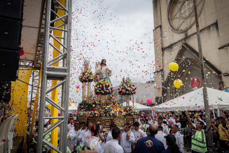 A través de Twitter, el gobernador de Zulia, Manuel Rosales, pidió a Jesús de la Misericordia que «derrame amor y bendiciones en cada persona que hoy padece de sufrimiento y tristeza». «¡Día de júbilo! Alabado sea tu corazón, Jesús de la Misericordia. (...) Sé el camino hacia la luz, felicidad», expresó el funcionario, quien agregó que el evento es una «majestuosa procesión de amor» que guía al pueblo «hacia la reconciliación y la prosperidad del Zulia».