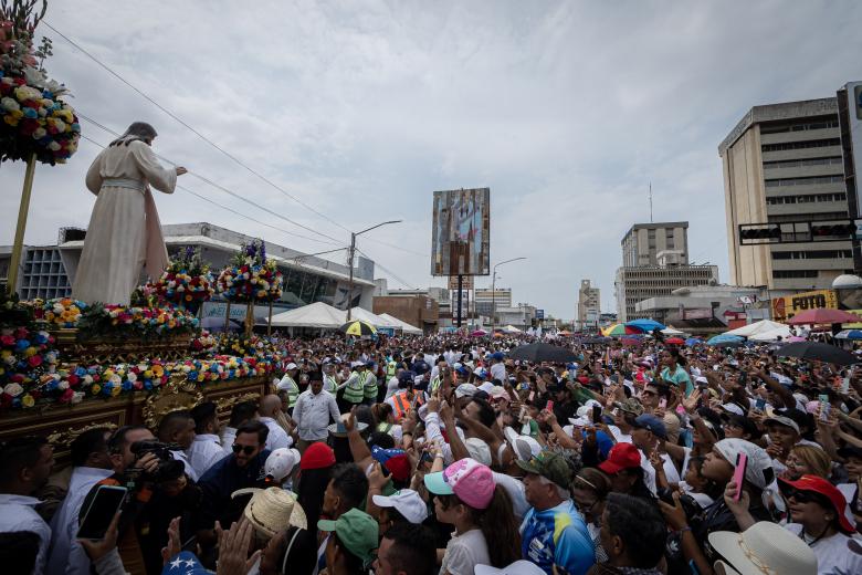 «¡Día de júbilo! Alabado sea tu corazón, Jesús de la Misericordia. (...) Sé el camino hacia la luz, felicidad», expresó el funcionario, quien agregó que el evento es una «majestuosa procesión de amor» que guía al pueblo «hacia la reconciliación y la prosperidad del Zulia».