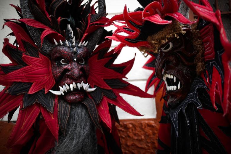 AME1814. CUIDAD DE PANAMÁ (PANAMÁ), 16/04/2023.- Hombres vestidos de diablo congo participan en el II Festival de Diablos hoy, en la Ciudad de Panamá (Panamá). Al rededor de 300 "diablos", una de las representaciones más antiguas de Panamá que dramatiza el "bien" y el "mal" de la religión Católica, recorrieron este domingo el colonial Casco Antiguo de la capital panameña bailando al ritmo de cascabeles y tamboritos. EFE/Bienvenido Velasco