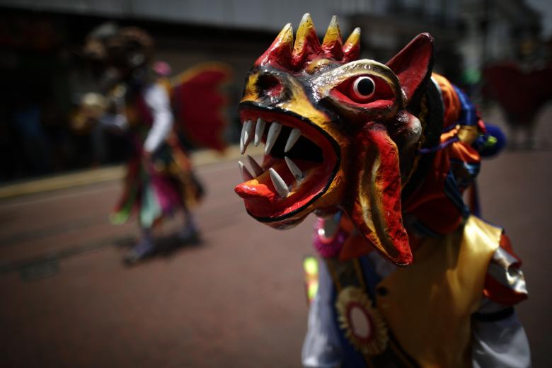 AME1814. CUIDAD DE PANAMÁ (PANAMÁ), 16/04/2023.- Niños participan de la danza del gran diablo en el marco del II Festival de Diablos hoy, en la Ciudad de Panamá (Panamá). Al rededor de 300 "diablos", una de las representaciones más antiguas de Panamá que dramatiza el "bien" y el "mal" de la religión Católica, recorrieron este domingo el colonial Casco Antiguo de la capital panameña bailando al ritmo de cascabeles y tamboritos. EFE/Bienvenido Velasco