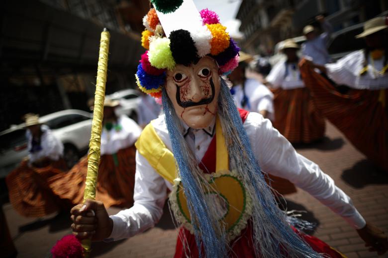 AME1814. CUIDAD DE PANAMÁ (PANAMÁ), 16/04/2023.- Un hombre vestido de diablo de espejo participa en el II Festival de Diablos hoy, en la Ciudad de Panamá (Panamá). Al rededor de 300 "diablos", una de las representaciones más antiguas de Panamá que dramatiza el "bien" y el "mal" de la religión Católica, recorrieron este domingo el colonial Casco Antiguo de la capital panameña bailando al ritmo de cascabeles y tamboritos. EFE/Bienvenido Velasco