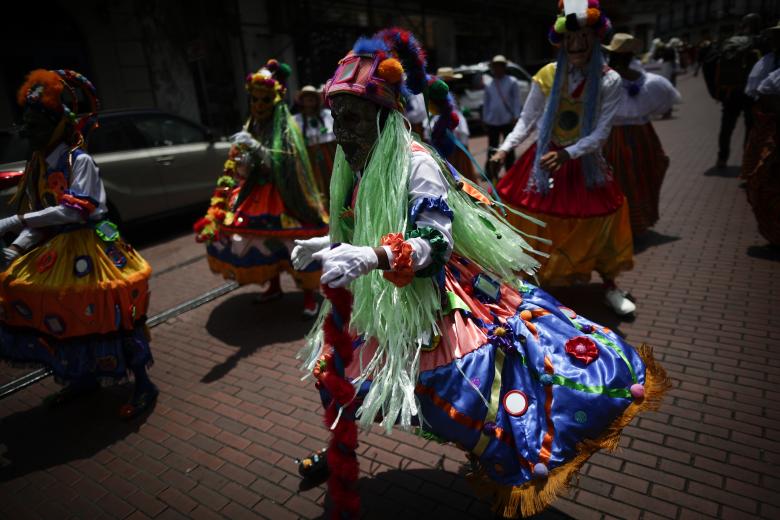 AME1814. CUIDAD DE PANAMÁ (PANAMÁ), 16/04/2023.- Hombres vestidos de diablo de espejo participan en el II Festival de Diablos hoy, en la Ciudad de Panamá (Panamá). Al rededor de 300 "diablos", una de las representaciones más antiguas de Panamá que dramatiza el "bien" y el "mal" de la religión Católica, recorrieron este domingo el colonial Casco Antiguo de la capital panameña bailando al ritmo de cascabeles y tamboritos. EFE/Bienvenido Velasco