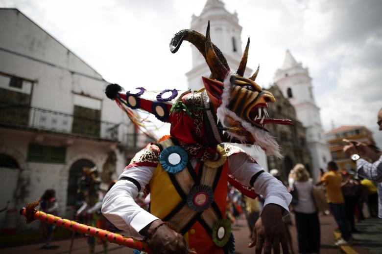 AME1814. CUIDAD DE PANAMÁ (PANAMÁ), 16/04/2023.- Un hombre participa de la danza del gran diablo en el marco del II Festival de Diablos hoy, en la Ciudad de Panamá (Panamá). Al rededor de 300 "diablos", una de las representaciones más antiguas de Panamá que dramatiza el "bien" y el "mal" de la religión Católica, recorrieron este domingo el colonial Casco Antiguo de la capital panameña bailando al ritmo de cascabeles y tamboritos. EFE/Bienvenido Velasco