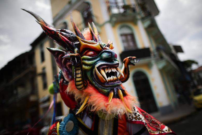 -FOTODELDÍA- AME1814. CUIDAD DE PANAMÁ (PANAMÁ), 16/04/2023.- Un hombre participa de la danza del gran diablo en el marco del II Festival de Diablos hoy, en la Ciudad de Panamá (Panamá). Al rededor de 300 "diablos", una de las representaciones más antiguas de Panamá que dramatiza el "bien" y el "mal" de la religión Católica, recorrieron este domingo el colonial Casco Antiguo de la capital panameña bailando al ritmo de cascabeles y tamboritos. EFE/Bienvenido Velasco