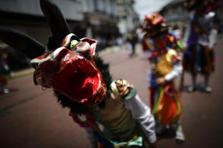 AME1814. CUIDAD DE PANAMÁ (PANAMÁ), 16/04/2023.- Niños participan de la danza del gran diablo en el marco del II Festival de Diablos hoy, en la Ciudad de Panamá (Panamá). Al rededor de 300 "diablos", una de las representaciones más antiguas de Panamá que dramatiza el "bien" y el "mal" de la religión Católica, recorrieron este domingo el colonial Casco Antiguo de la capital panameña bailando al ritmo de cascabeles y tamboritos. EFE/Bienvenido Velasco