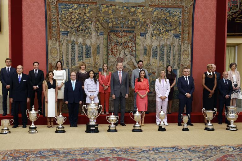 Foto de familia de estos Premios Nacionales del Deporte: todos los premiados junto al Rey Felipe, la Reina Letizia, Miquel Iceta y José Manuel Franco