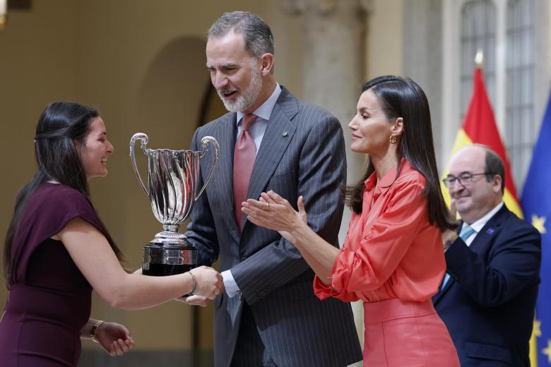 Premio Rey Juan Carlos al deportista revelación, masculino o femenino para Alberto Ginés (recogido el trofeo por su hermana)