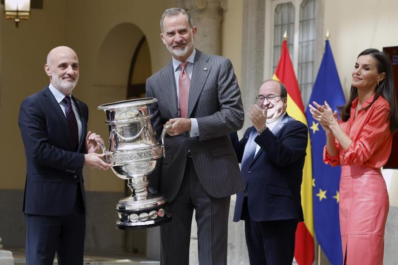 Copa Stadium a la persona o entidad que haya destacado en el fomento del deporte, especialmente del deporte base al Real Grupo de Cultura Covadonga.