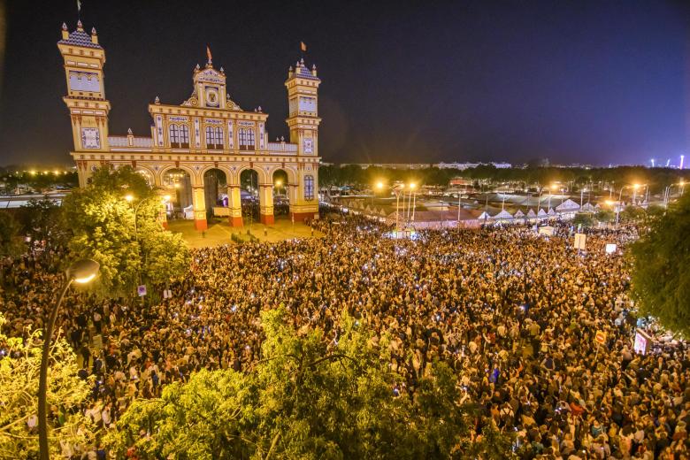 La Feria de Abril de Sevilla comenzó esta medianoche con el tradicional "alumbrao", encendido de las más de 200.000 bombillas