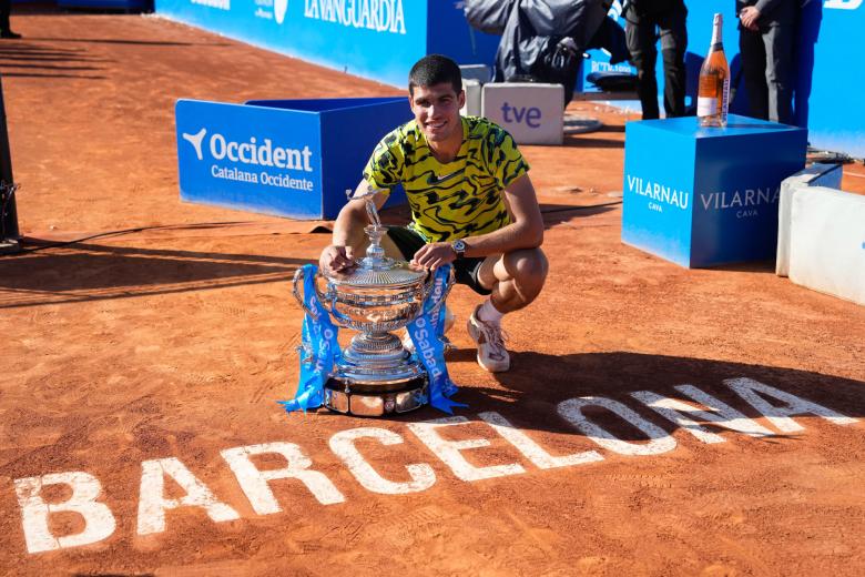 BARCELONA, 23/04/2023.- El tenista español Carlos Alcaraz celebra su victoria en la final del Godó (Barcelona Open Banc Sabadell-Trofeo Conde de Godó 2023) que ha disputado contra griego Stefanos Tsitsipas este domingo en Barcelona.EFE/ Alejandro Garcia