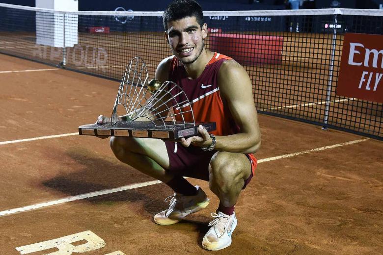 Carlos Alcaraz posa con la copa de campeón del ATP 500 de Río 2022