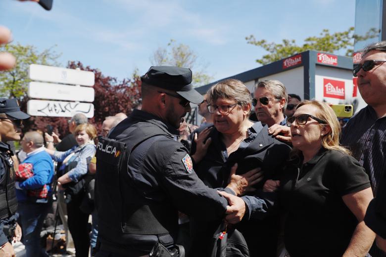 La Policía tuvo que calmar los ánimos entre los partidarios del fundador de la Falange en las inmediaciones del cementerio de San Isidro