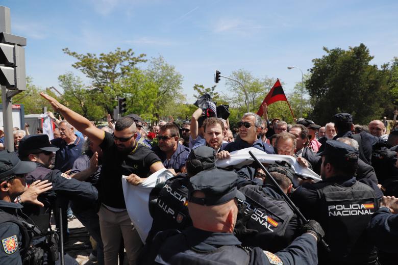 Varios policías cargan contra los falangistas tras saltarse el cordón de seguridad