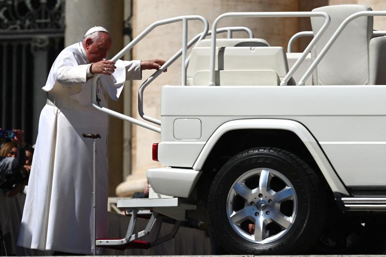 Pope Francis gets on his pope mobile after the weekly general audience at Saint Peters' square in the Vatican, on April 26, 2023. (Photo by Vincenzo PINTO / AFP)