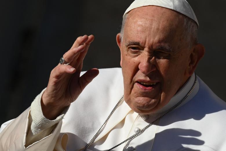 Pope Francis waves as he arrives for his weekly general audience at Saint Peters' square in the Vatican, on April 26, 2023. (Photo by Vincenzo PINTO / AFP)