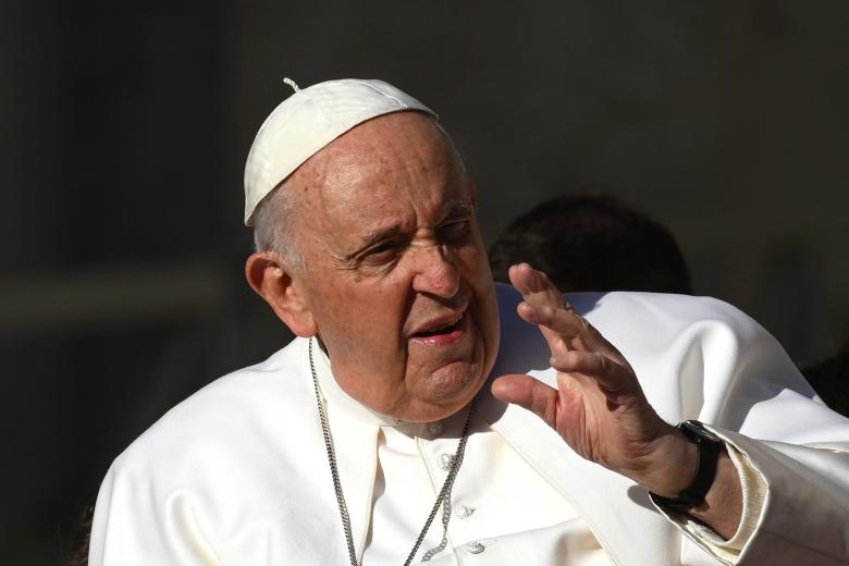 Pope Francis waves as he arrives for his weekly general audience at Saint Peters' square in the Vatican, on April 26, 2023. (Photo by Vincenzo PINTO / AFP)