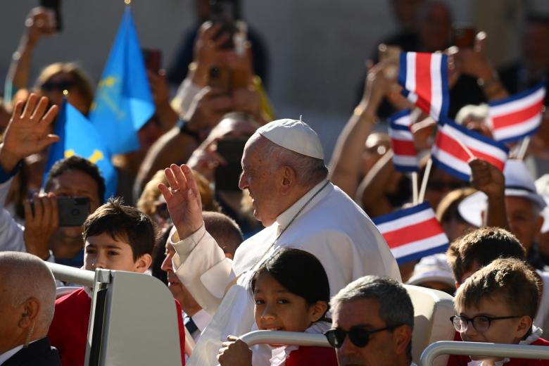 Pope Francis waves as he arrives on his pope mobile for the weekly general audience at Saint Peters' square in the Vatican, on April 26, 2023. (Photo by Vincenzo PINTO / AFP)