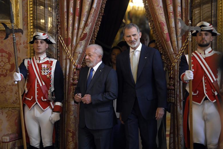 El Rey Felipe VI camina junto al presidente Luiz Inácio Lula da Silva en el Palacio Real de Madrid