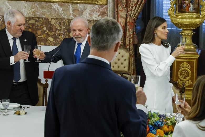 El Rey Felipe VI y la reina Letizia, el fiscal estatal Cándido Conde-Pumpido (Iz) y el presidente Lula da Silva brindan durante un almuerzo ofrecido en su honor