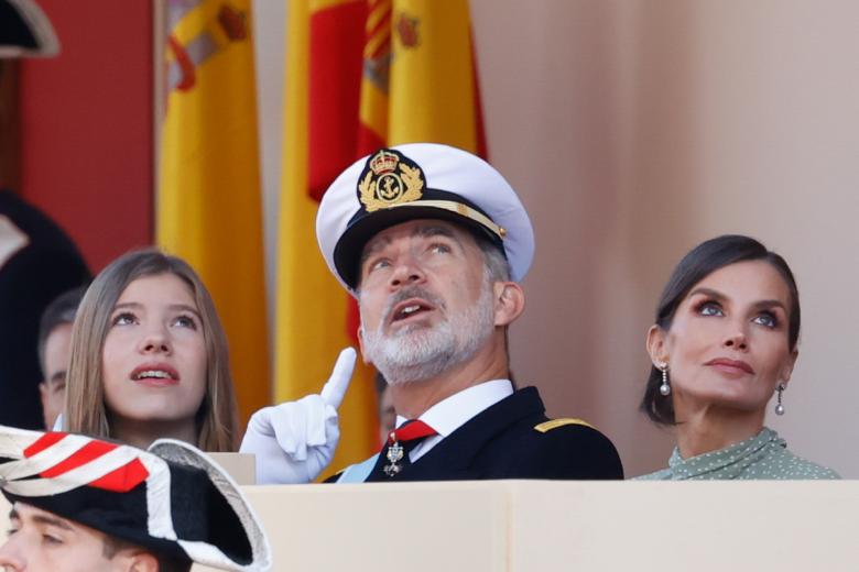 La ausencia académica de la Princesa Leonor ha dado más protagonismo a la Infanta Leonor en algunos actos, donde ha ejercido de 'hija única', como en el desfile del Día de la Hispanidad de 2022