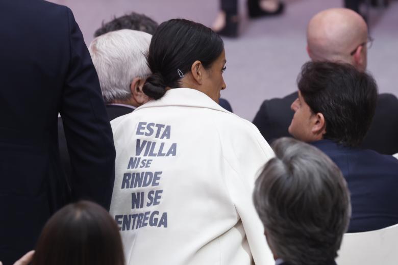 La presidenta de la Comunidad de Madrid, Isabel Díaz Ayuso (i), entrega una Encomienda a Benjamín Echeverría (c), padre superior de la Fraternidad de Jesús de Medinaceli, y a Miguel Ángel Izquierdo, vice hermano mayor de la Archicofradía, en representación de la Basílica de Nuestro Padre Jesús de Medinaceli en Madrid y la Archicofradía Primaria de la Real e Ilustre Esclavitud de Nuestro Padre Nazareno de Medinaceli, durante el acto de entrega de la Medalla de la Comunidad de Madrid y las condecoraciones de la Orden del Dos de Mayo, este martes en la Real Casa de Correos. EFE/ J.J.Guillén