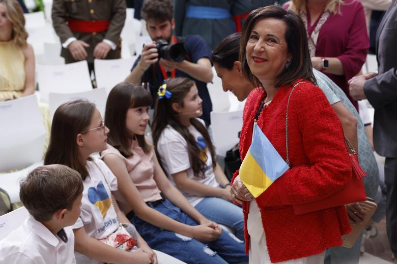 La presidenta de la Comunidad de Madrid, Isabel Díaz Ayuso (i), entrega una Encomienda a Benjamín Echeverría (c), padre superior de la Fraternidad de Jesús de Medinaceli, y a Miguel Ángel Izquierdo, vice hermano mayor de la Archicofradía, en representación de la Basílica de Nuestro Padre Jesús de Medinaceli en Madrid y la Archicofradía Primaria de la Real e Ilustre Esclavitud de Nuestro Padre Nazareno de Medinaceli, durante el acto de entrega de la Medalla de la Comunidad de Madrid y las condecoraciones de la Orden del Dos de Mayo, este martes en la Real Casa de Correos. EFE/ J.J.Guillén