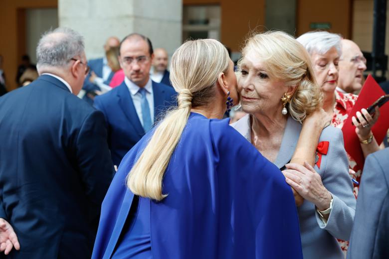 Cristina Cifuentes y Esperanza Aguirre se saludan en el acto