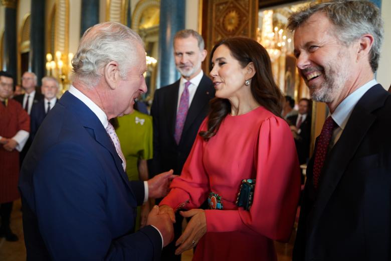 El Rey Carlos III saluda a los Príncipes herederos de Dinamarca durante la recepción en el Palacio de Buckingham
