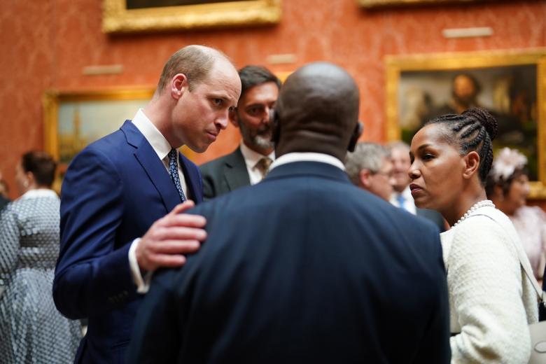 El Príncipe de Gales (izquierda) habla con los invitados durante una recepción