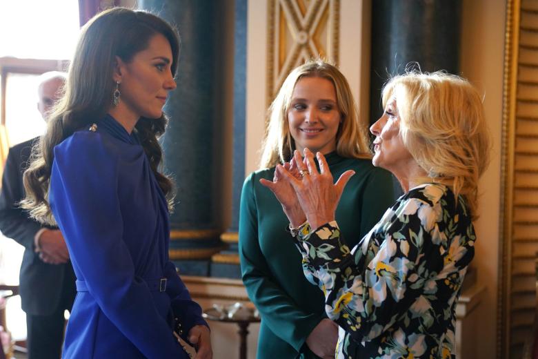 La Princesa de Gales (izquierda) con la Primera Dama de Estados Unidos, Jill Biden, y su nieta Finnegan Biden