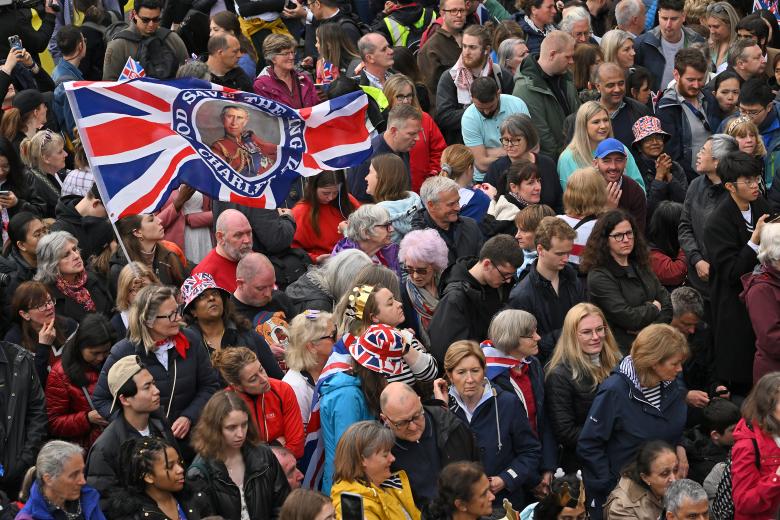 Multitud espera a Carlos III en las calles de Londres