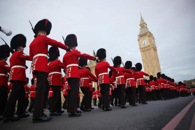 La icónica Guardia Real desfilando ante el Big Ben, otro de los símbolos de Londres.