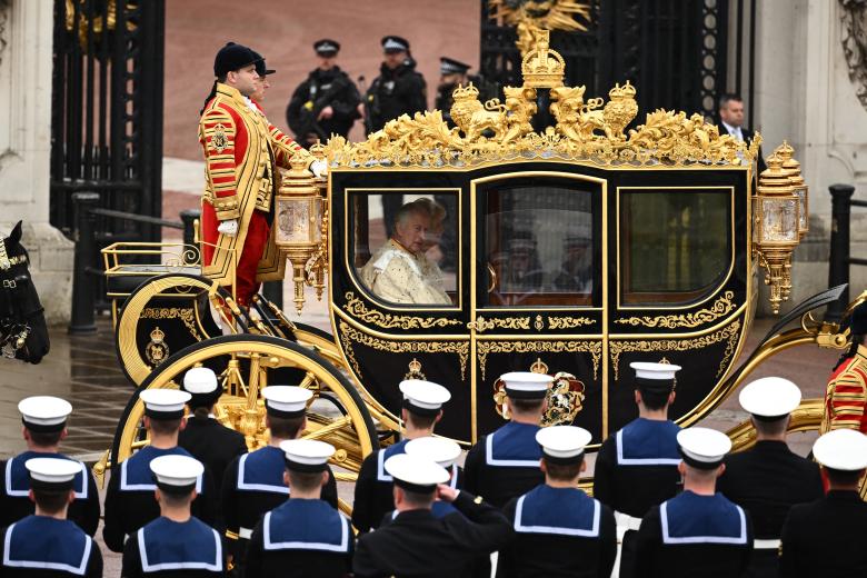 La llamada Procesión de los Reyes conduce a Carlos III desde Buckingham a la Abadía de Westminster.