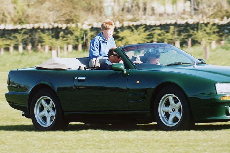 Aston Martin Virage Volante. Se trata de una pieza realmente difícil de conseguir. Un descapotable lanzado por la marca británica en 1989 con motor V8 y 280 caballos, supera os 250 kilómetros/hora. Fue subastado en 1995 por la familia real