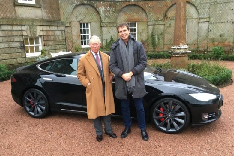 Tesla Model S. Los eléctricos también están presentes en su colección, ha sido visto varias veces al volante de un Jaguar I-Pace eléctrico, y en esta imagen el día que recibió una unidad del Tesla Model S de manos el hermano de Elon Musk, fue en 2018
