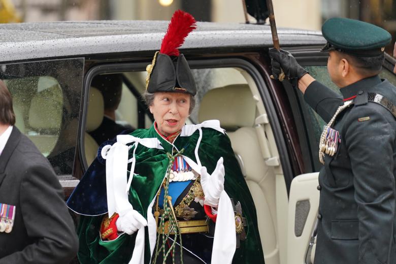 La princesa Ana, el príncipe Eduardo y Sophie de Edimburgo han portado el atuendo de la Real Orden de la Jarretera, con sus particulares sombreros y tocados.