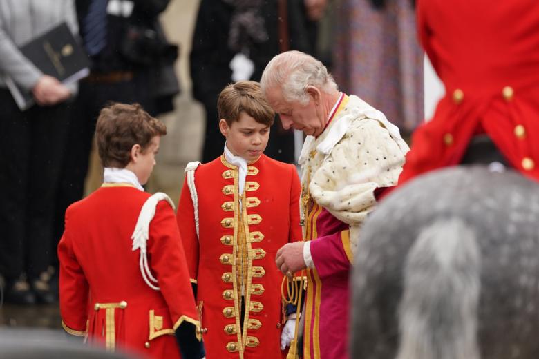 El Príncipe Jorge, nieto del Rey, ha ayudado a portar el manto real
