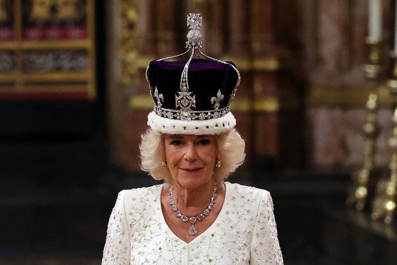 La corona de Camila, utilizada anteriormente por la reina Mary, bisabuela del rey Carlos, se ha modificado añadiéndosele arriba tres broches de la Reina Isabel II y retirando el polémico diamante Koh-i-Noor de 105 quilates, que reclaman diversos países.