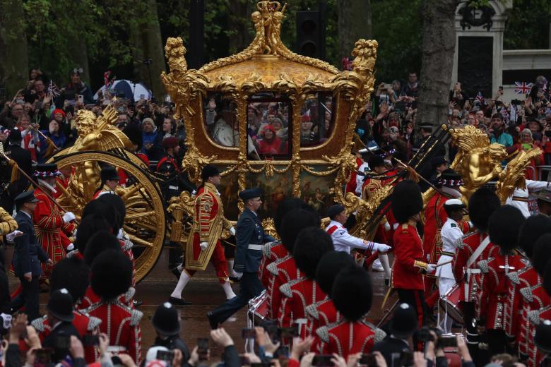 El cortejo de Carlos III vuelve al palacio de Buckingham tras la coronación en Westminster.