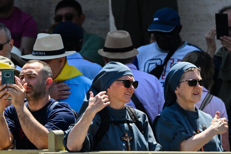 «Queridos hermanos y hermanas. Ayer se celebraron dos beatificaciones -celebró el papa al final de la oración del Regina Caeli-. En Granada, España, fue beatificada la joven María de la Concepción Barrecheguren y García». Francisco recordó a los fieles congregados en la plaza San Pedro del Vaticano que la beata estuvo «postrada en cama por una grave enfermedad, sobrellevó sus sufrimientos con gran fortaleza espiritual, suscitando admiración y consuelo en todos». El pontífice también mencionó la reciente beatificación de Jacinto Vera, el primer obispo de Uruguay, cuyo rito se organizó en el estadio Centenario de Montevideo. «¡Un aplauso a los dos beatos!», entonó. La Archidiócesis de Granada celebró el sábado ante unas 2.500 personas el rito de beatificación de Conchita Barrecheguren, que falleció en 1927 con 22 años y cuyo milagro por intercesión fue reconocido por la Iglesia en la curación de una niña de 16 meses en Alicante, donde aún reside la beneficiaria. Concepción Barrecheguren y García nació en Granada (España) el 27 de noviembre de 1905 y murió allí el 13 de mayo de 1927. Desde la infancia, manifestó salud precaria debido a una enterocolitis muy aguda y por ello sus padres decidieron no dejarla asistir a ninguna escuela de la ciudad, convirtiéndose en sus educadores. A muy temprana edad sintió la llamada a la vida religiosa, deseando convertirse en carmelita, pero no pudo debido a la enfermedad y murió a la edad de 22 años.