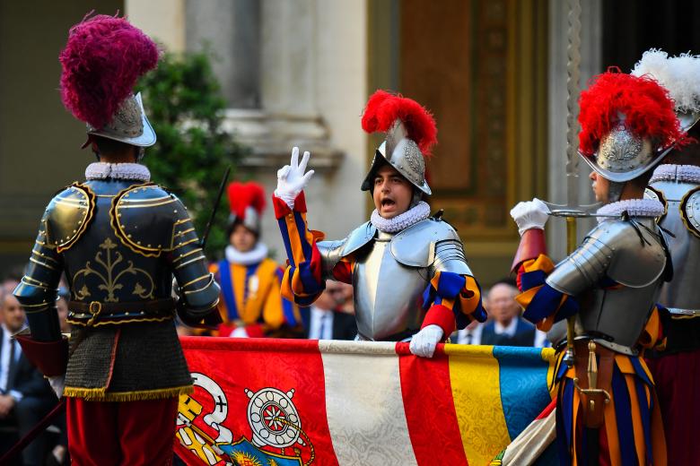 Concepción Barrecheguren y García nació en Granada (España) el 27 de noviembre de 1905 y murió allí el 13 de mayo de 1927. Desde la infancia, manifestó salud precaria debido a una enterocolitis muy aguda y por ello sus padres decidieron no dejarla asistir a ninguna escuela de la ciudad, convirtiéndose en sus educadores. A muy temprana edad sintió la llamada a la vida religiosa, deseando convertirse en carmelita, pero no pudo debido a la enfermedad y murió a la edad de 22 años.