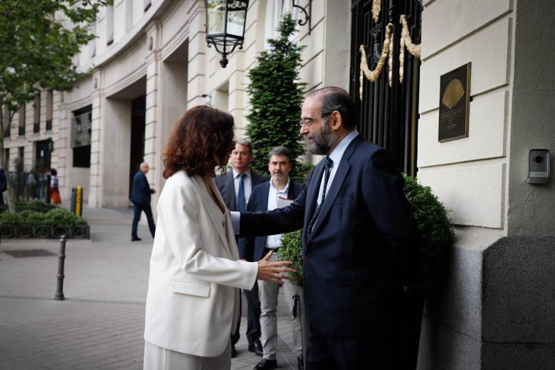 El presidente de El Debate, Alfonso Bullón de Mendoza, recibe a la presidenta de la Comunidad de Madrid, Isabel Díaz Ayuso