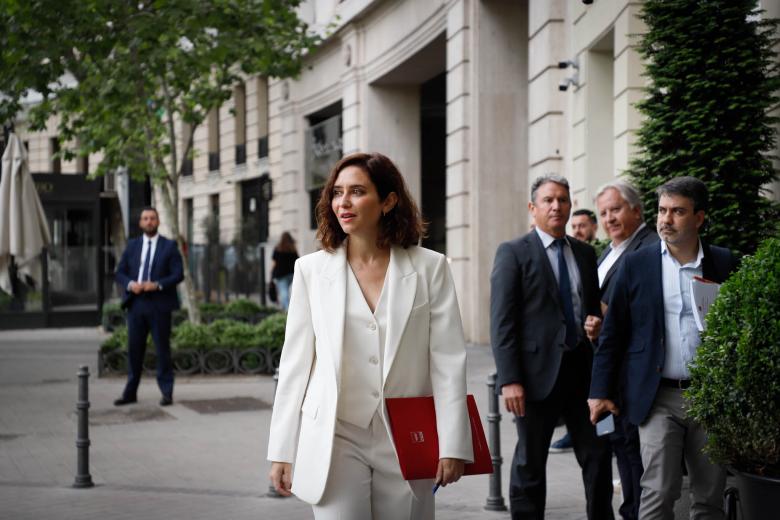 La presidenta de la Comunidad de Madrid llega al hotel Ritz para intervenir en el desayuno informativo de El Debate