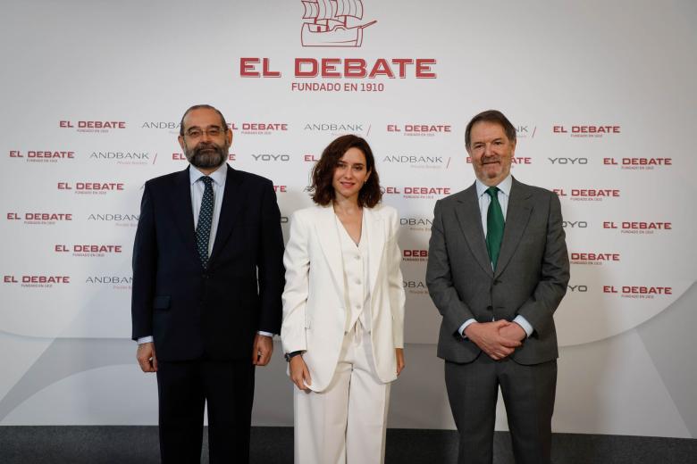 Díaz Ayuso junto al presidente y el director de El Debate, Alfonso Bullón de Mendoza y Bieito Rubido
